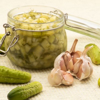 Zoom bild av Gurka vitlök sallad